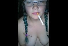 Novinha gordinha chupando e fumando